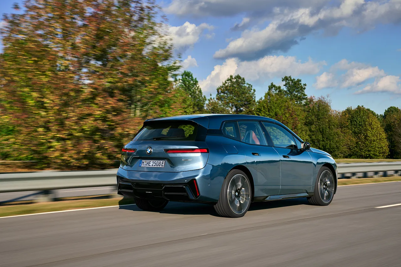BMW iX 자동차 이미지