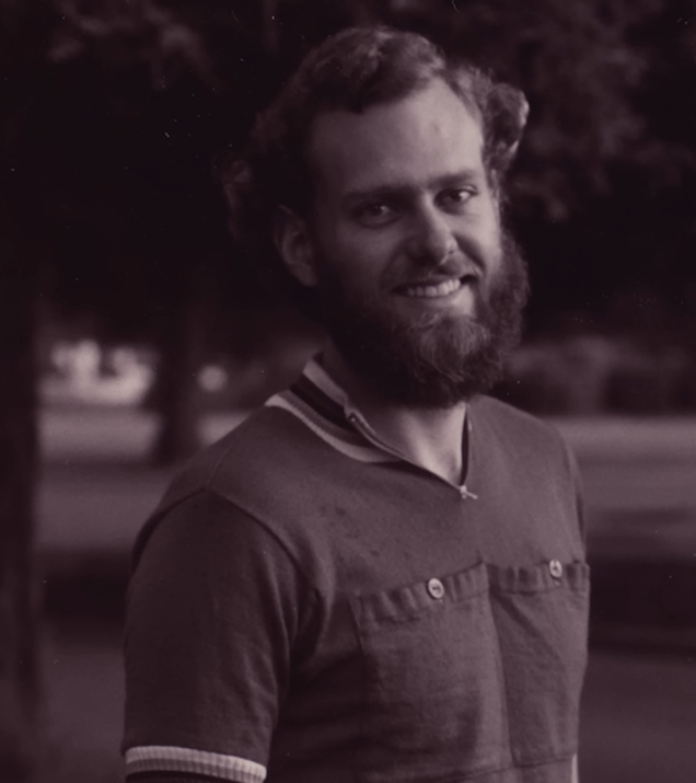 젊은 시절 유럽 여행 중 자전거에 매료되어, 유일한 재산이었던 폭스바겐 버스를 팔아 회사를 창업한 스페셜라이즈드의 설립자이자 회장인 마이크 신야드