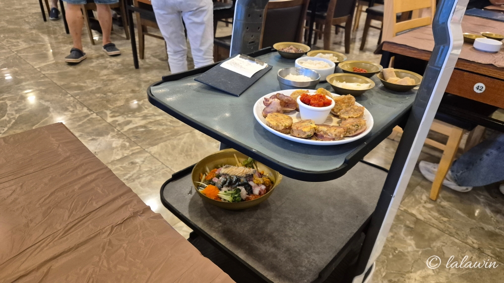 청초수물회 로봇 서빙