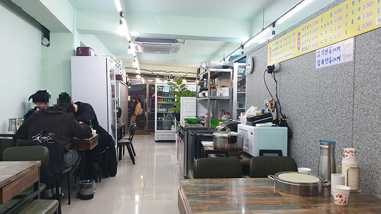 일번지포차-내부-테이블과-손님들