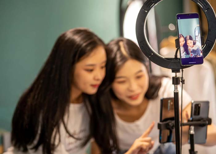 여자 촬영 스마트폰 조명 브이로그