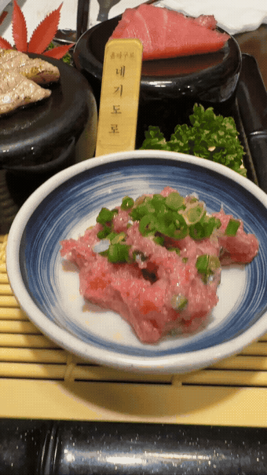 남부터미널 마구로센 생참치 코스 3차 사시미 &ndash; 네기토로, 배꼽살, 불살 등 고소하고 감칠맛 진한 부위로 마무리되는 코스