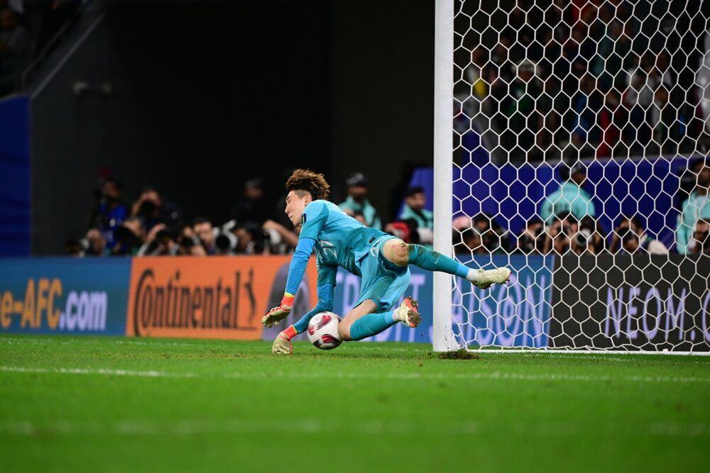 승부차기에서 공을 막아내는 골키퍼