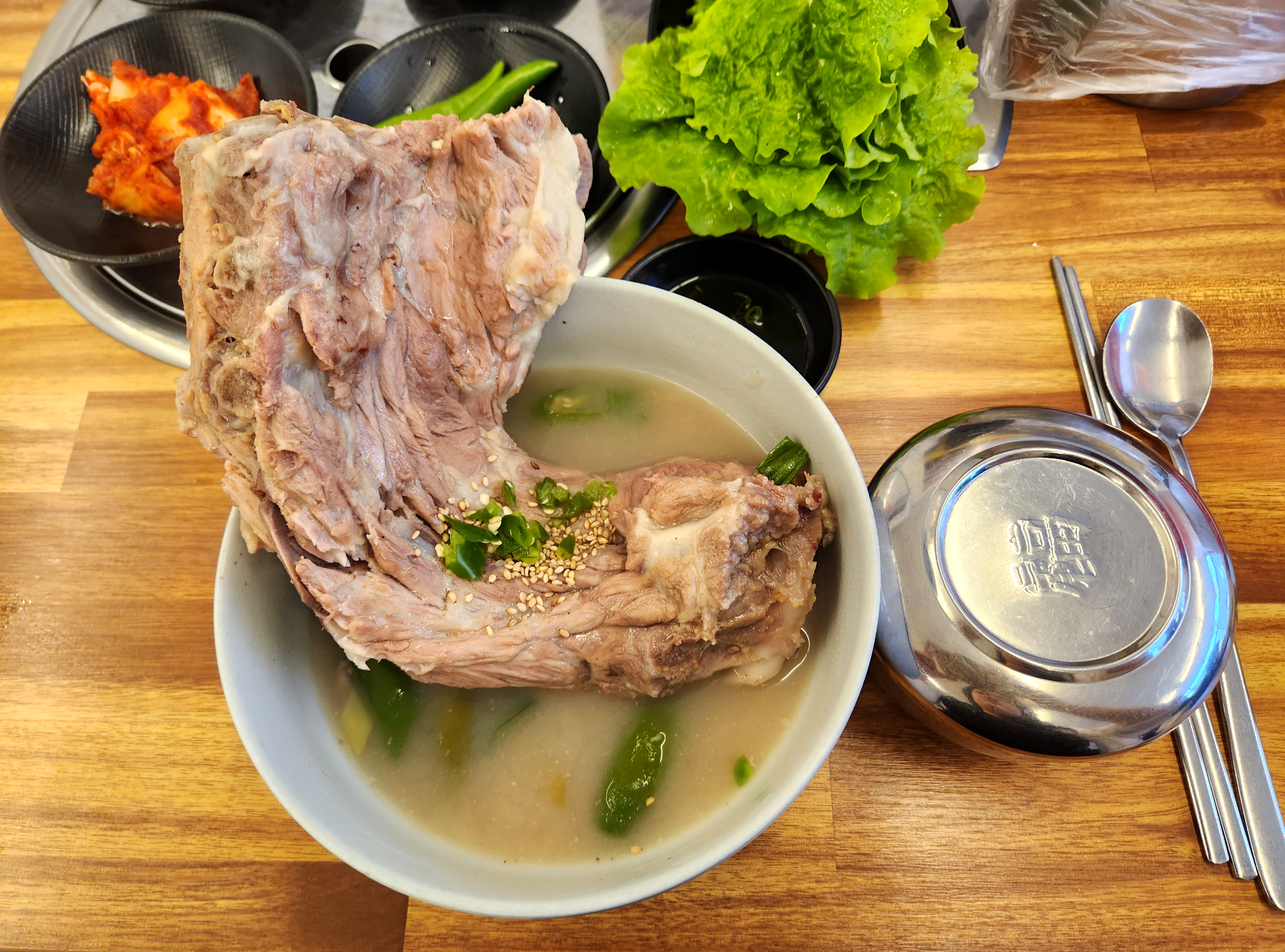 재주 현지 맛집 넉둥베기의 진하고 푸짐한 접짝뼈국 한그릇, 부드러운 고기와 칼칼한 국물이 어우러진 모습