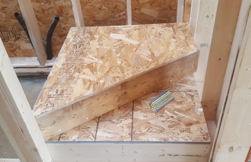 계단에 시공된 obs합판