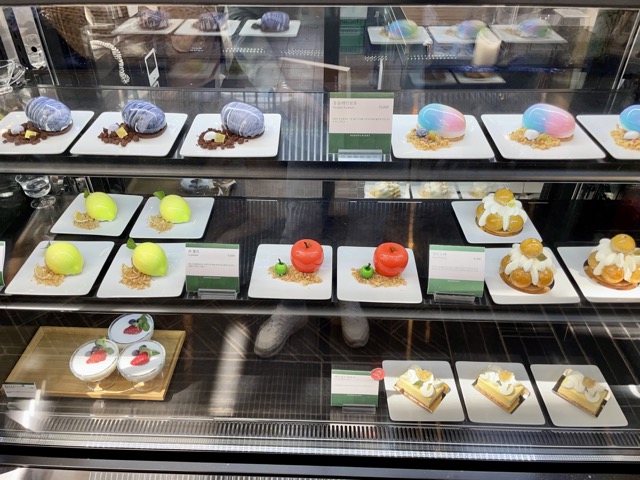 몽돌-레인보우-등-예쁘게-만들어진-디저트들