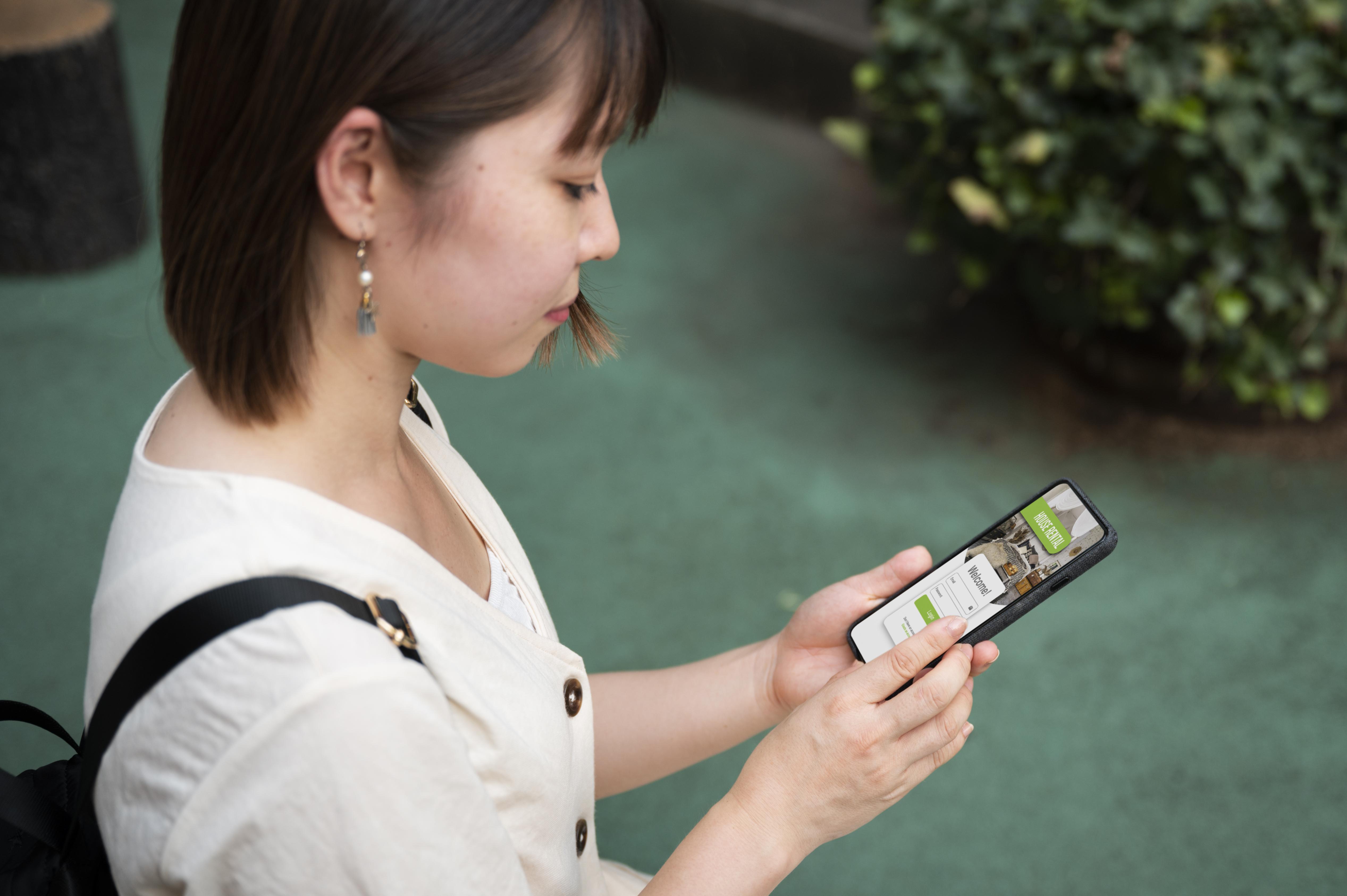 소셜미디어를 사용하는 여성