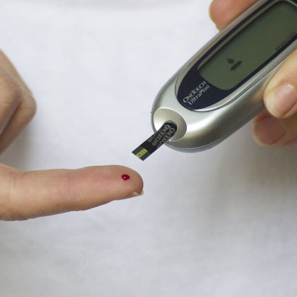 혈당기계로-수치재는-사진
