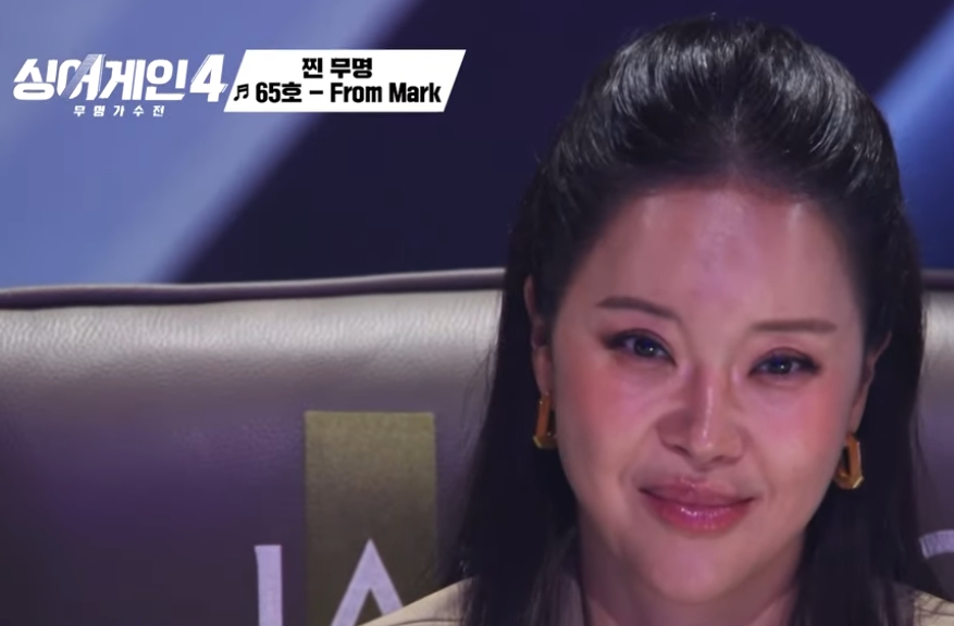 백지영이 감동한 얼굴로 무대를 보는 모습