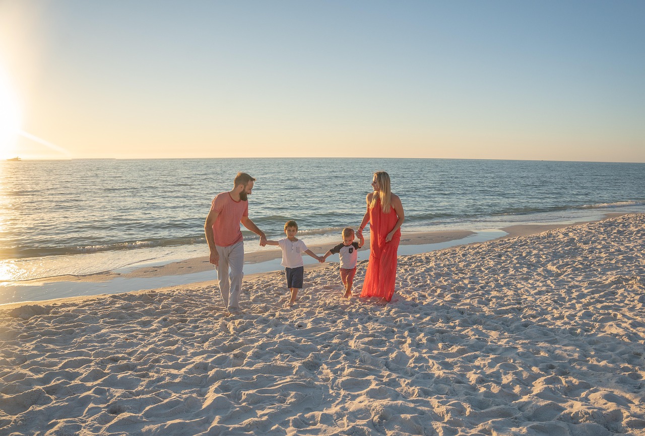 해변가에서 함께 걷는 가족 관련 사진