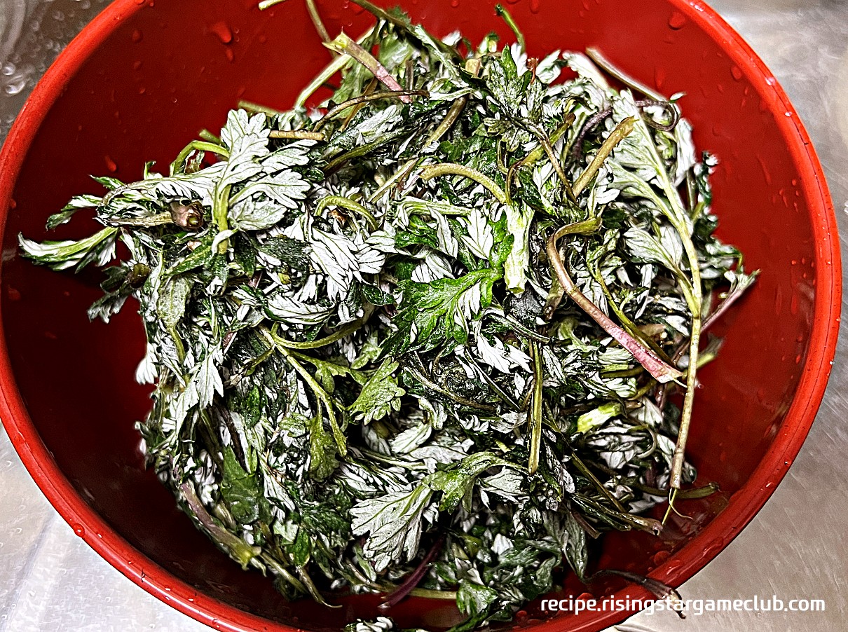 손질된 쑥 담아놓기