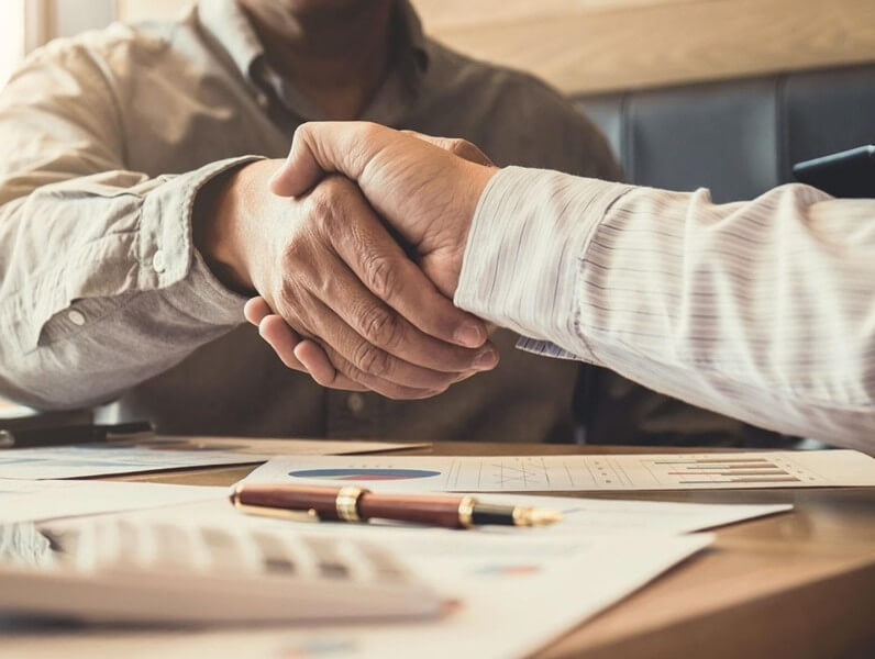 거래처와 거래 성사 악수