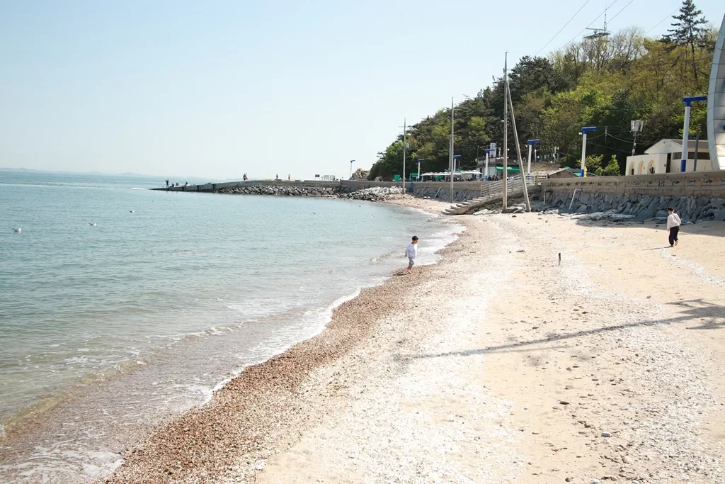 독특한 지형을 간직한 몽여해수욕장 전경.