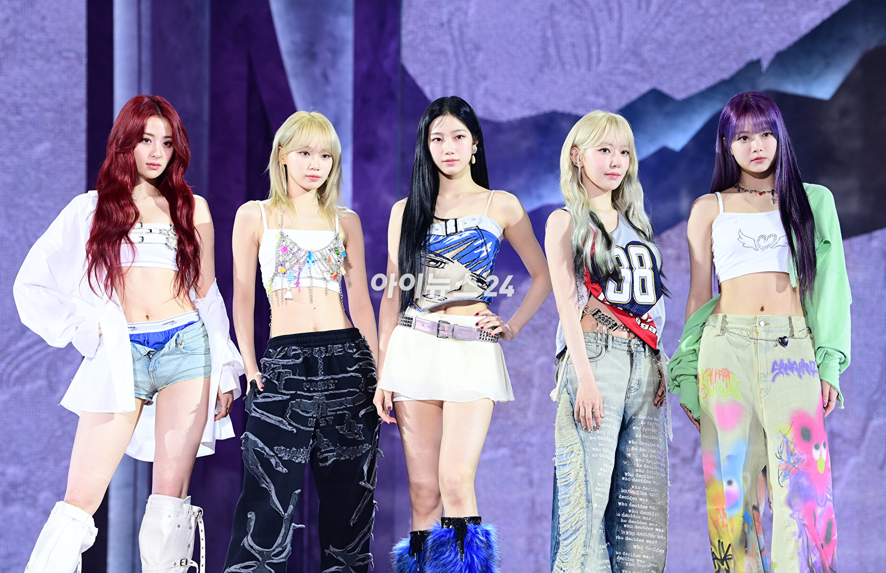 그룹 르세라핌이 19일 오후 서울시 성북구 안암동 고려대학교 화정체육관에서 열린 르세라핌(LE SSERAFIM) 미니 3집 '이지(EASY)' 발매 기념 쇼케이스에 참석하고 있다. [사진=정소희 기자]