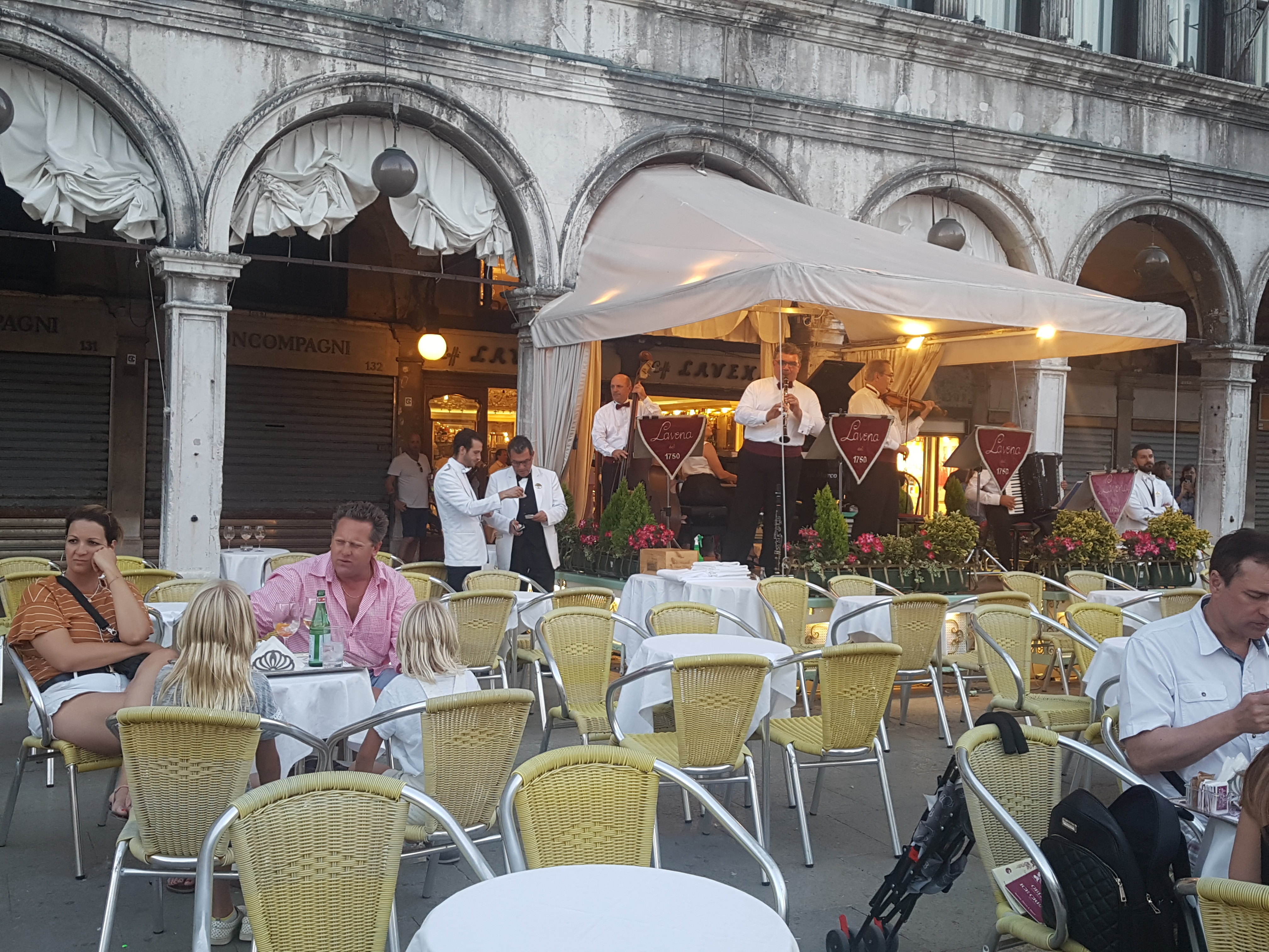 이탈리아 베네치아(Venezia)의 중심, 산 마르코 광장(Piazza San Marco)에 위치한 유명한 야외 카페 카페 라베나(Caffè Lavena)