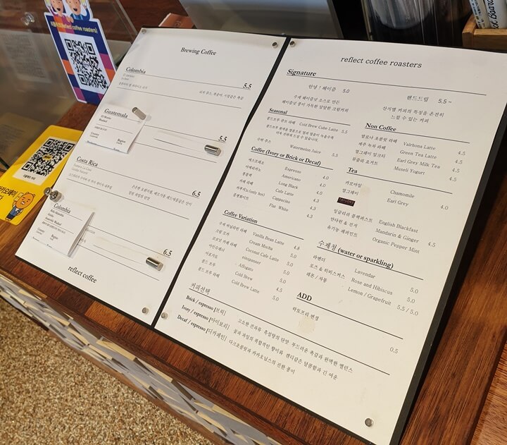 리플렉트커피로스터스-메뉴판-커피와-차-종류등-메뉴가-다양하다