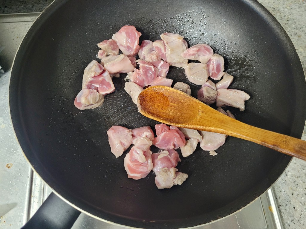 돼지고기 찌개용 고기를 팬에 볶는 모습