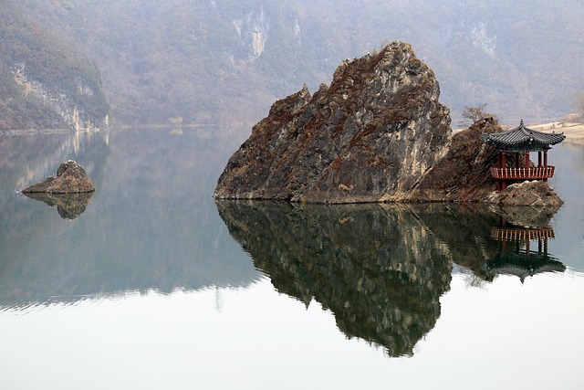 도담삼봉의 봉우리가 아름다운 강 풍경과 잘 어울러진다