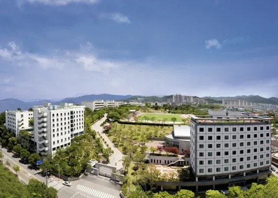 의대 진학의 명문 상산고등학교 합격 전략과 캠퍼스 전경을 보여주는 학교 건물 이미지