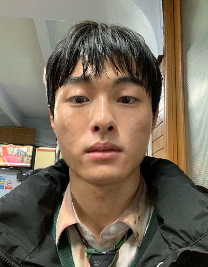 실내에있는-남성의모습