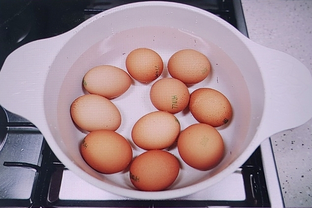 냄비에 물 붓고 계란 삶기