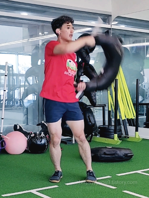 불가리안백 운동을 하고있는 사람의 모습