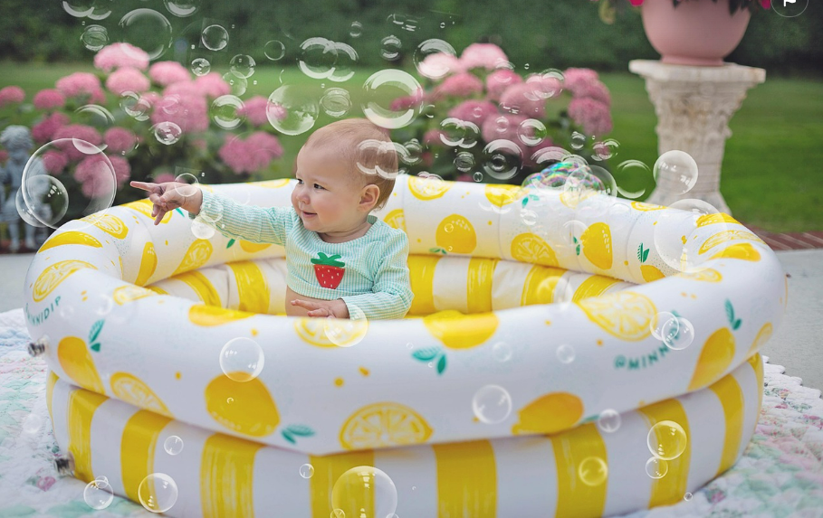 물놀이하는 아기사진