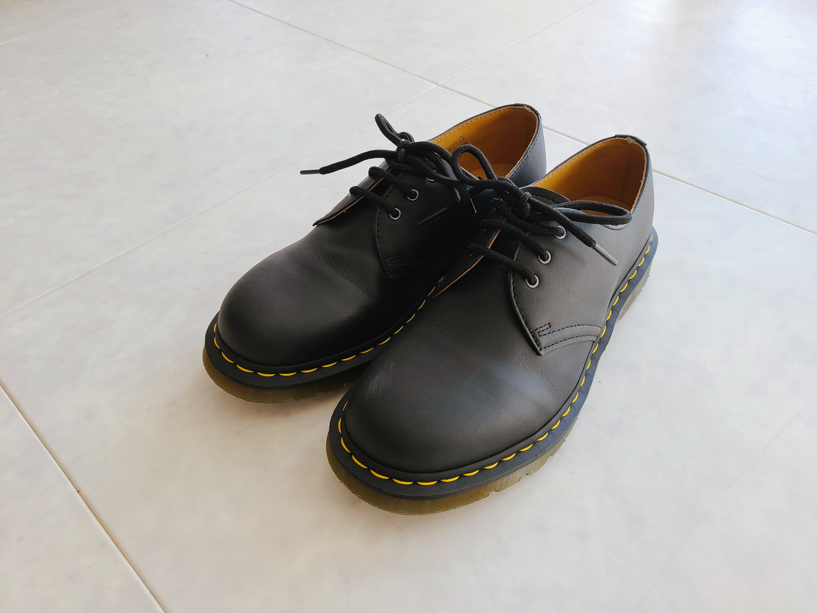 노란 스티치와 3홀이 특징입니다