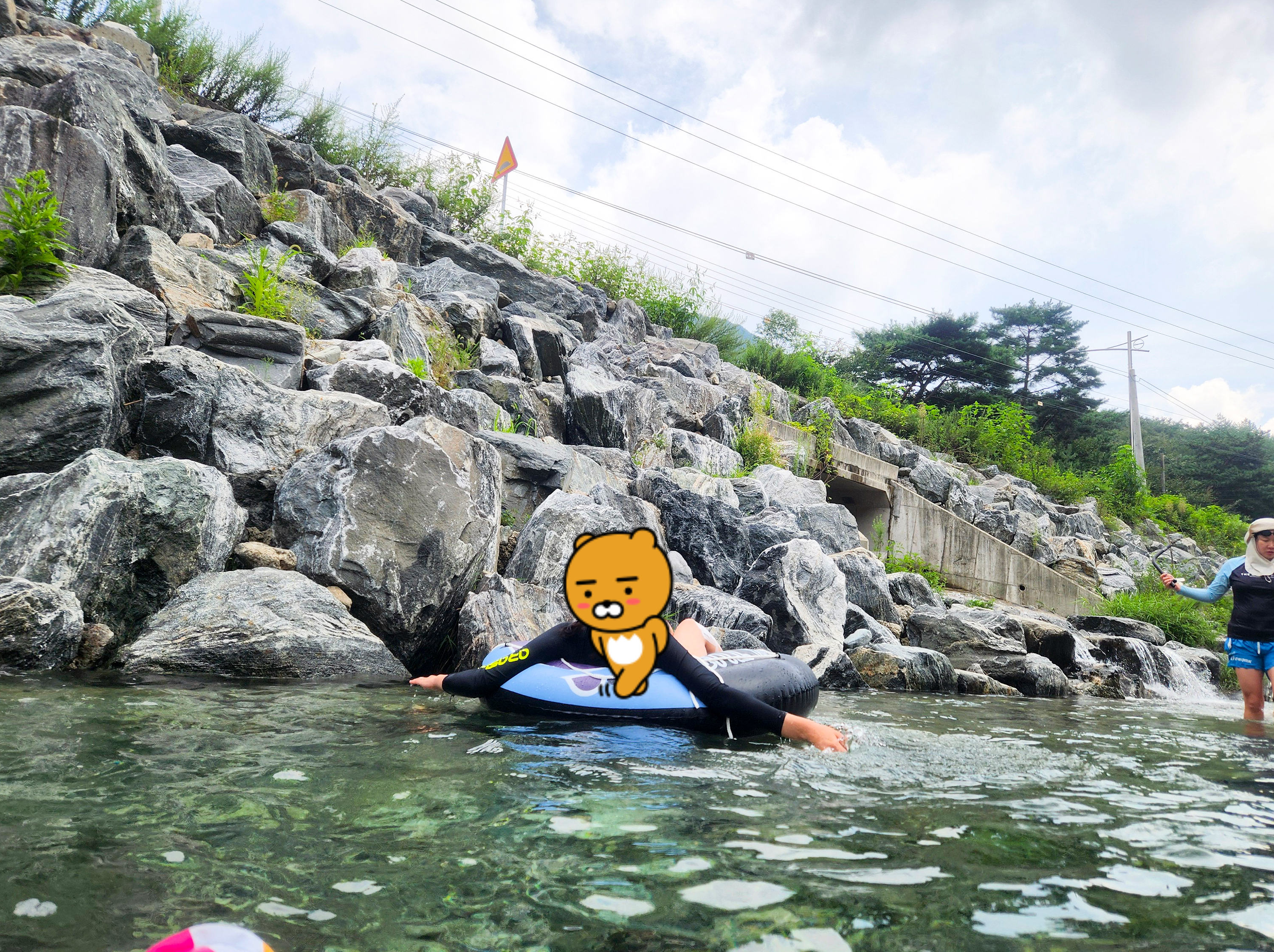 성인도 충분히 즐기기 좋은 계곡물의 모습