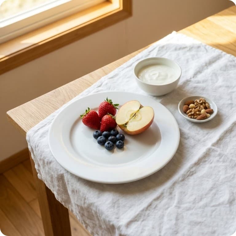 소량 과일과 무가당 요거트&amp;#44; 견과류를 함께 배치해 혈당 관점의 과일 섭취 방법을 보여주는 사진