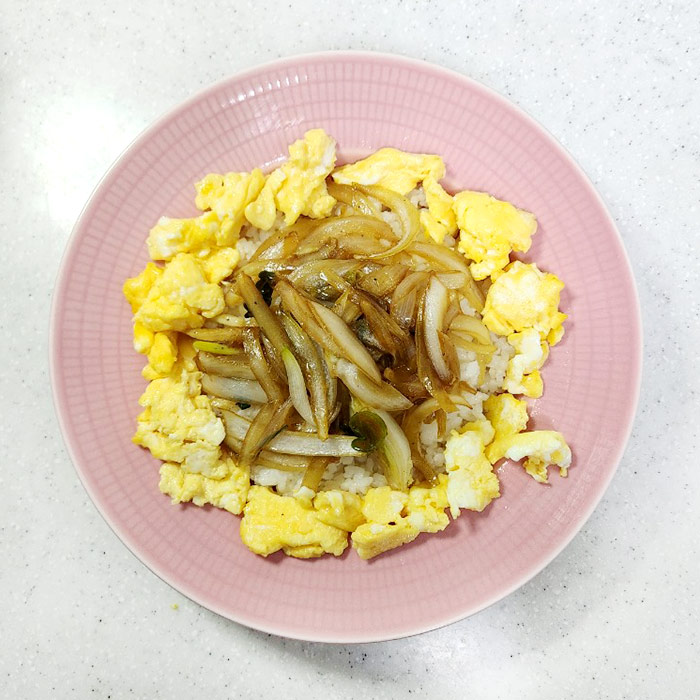 밥과 그릇 그리고 조리된 계란과 양파