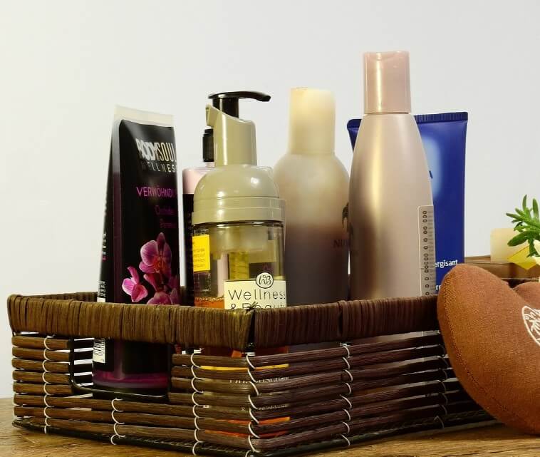 갈색-바구니-안에-여러개의-화장품들이-놓여져-있는-사진입니다.