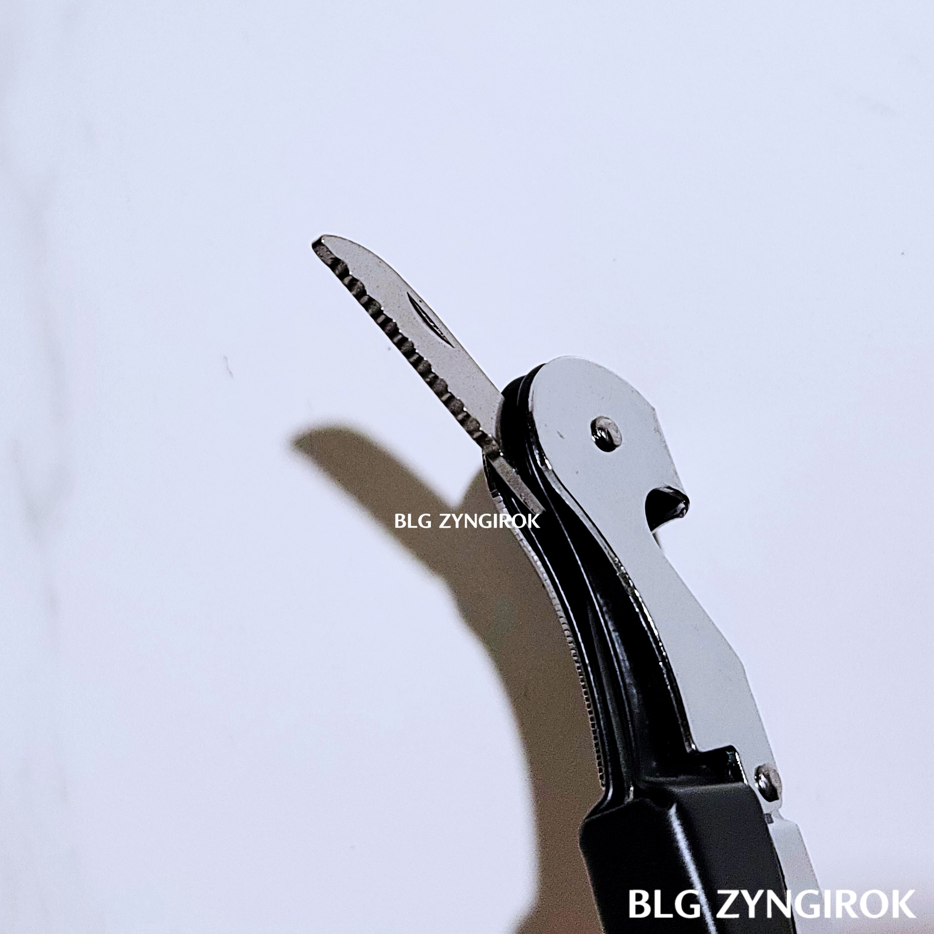 와인-오프너-칼날-모습이다.-뭉툭한다.