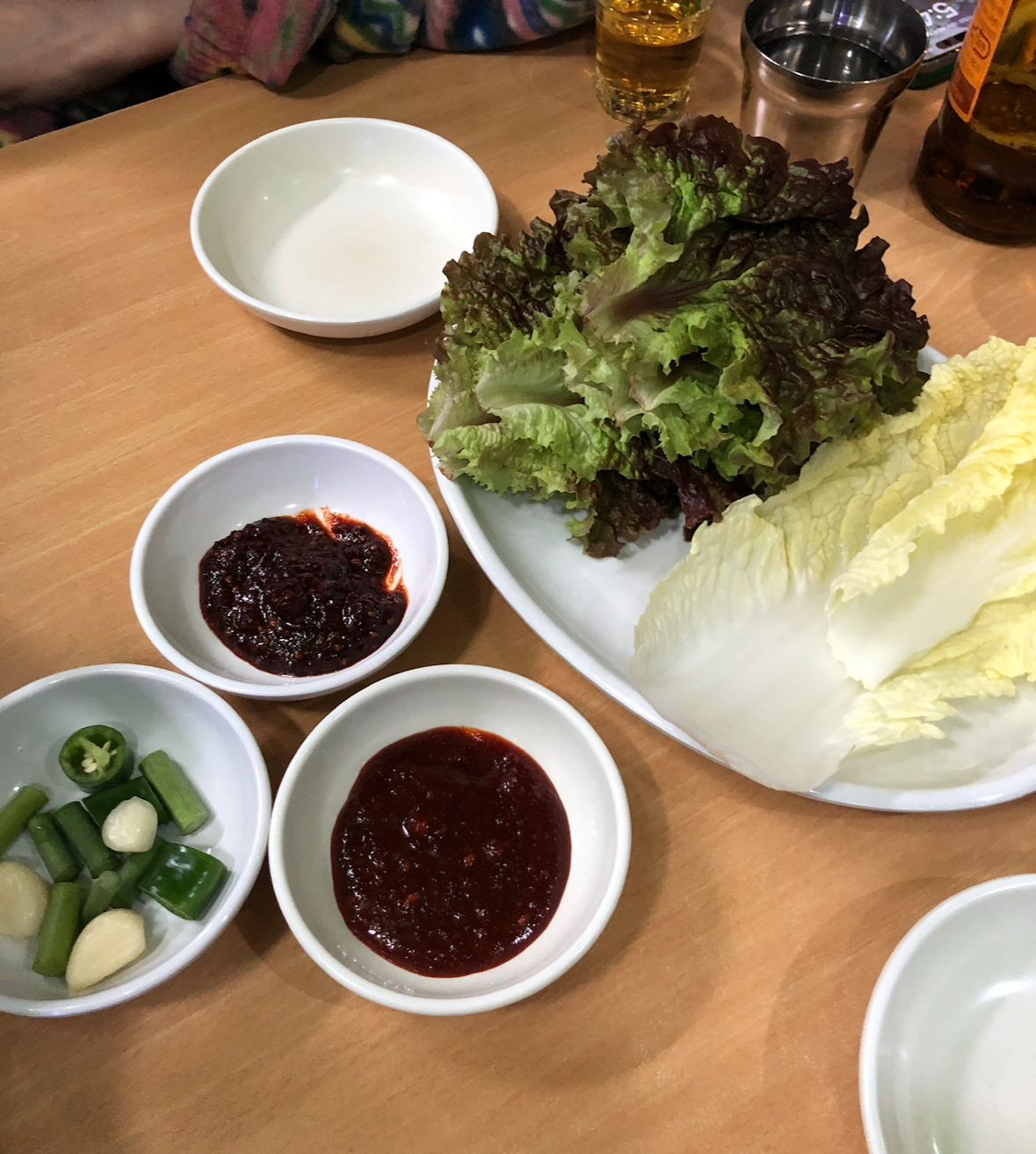 alt=&quot;당면 추가한 땡초곱창 한입, 알배추와 마늘쫑 곁들인 곱창 맛집&quot;