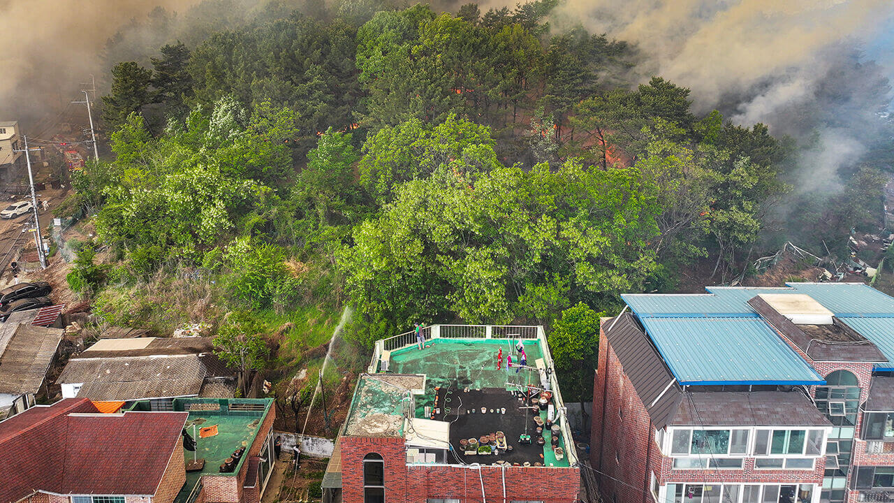 대구북구 함지산 산불, 대응 2단계 발령…민가까지 확산