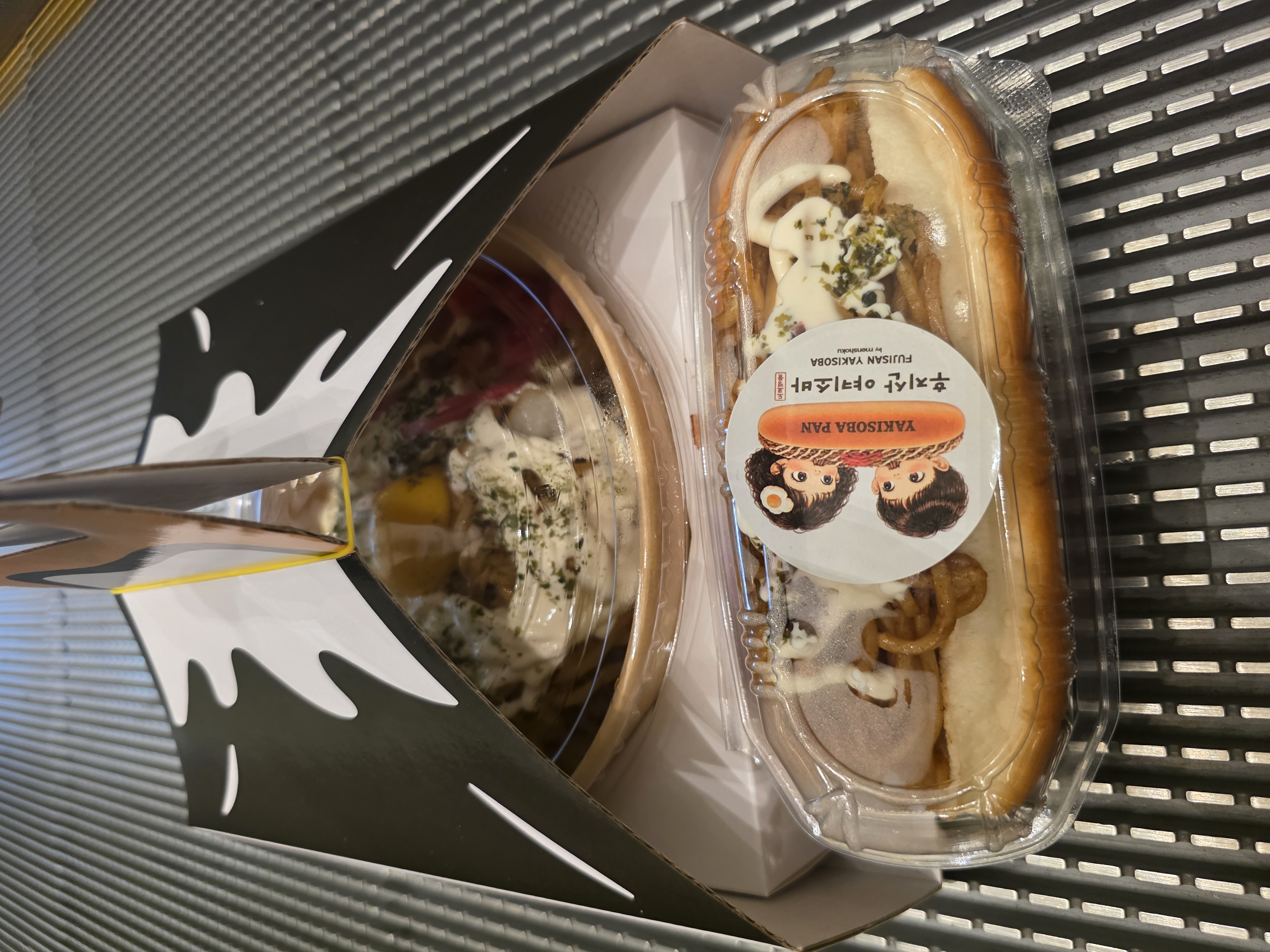 야끼소바 기본 맛과 야키소바빵 포장 모습
