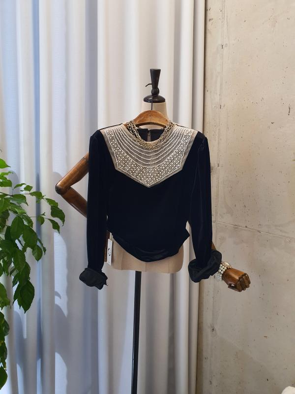 챠밍 넥라인 진주 시스루 벨벳 블라우스