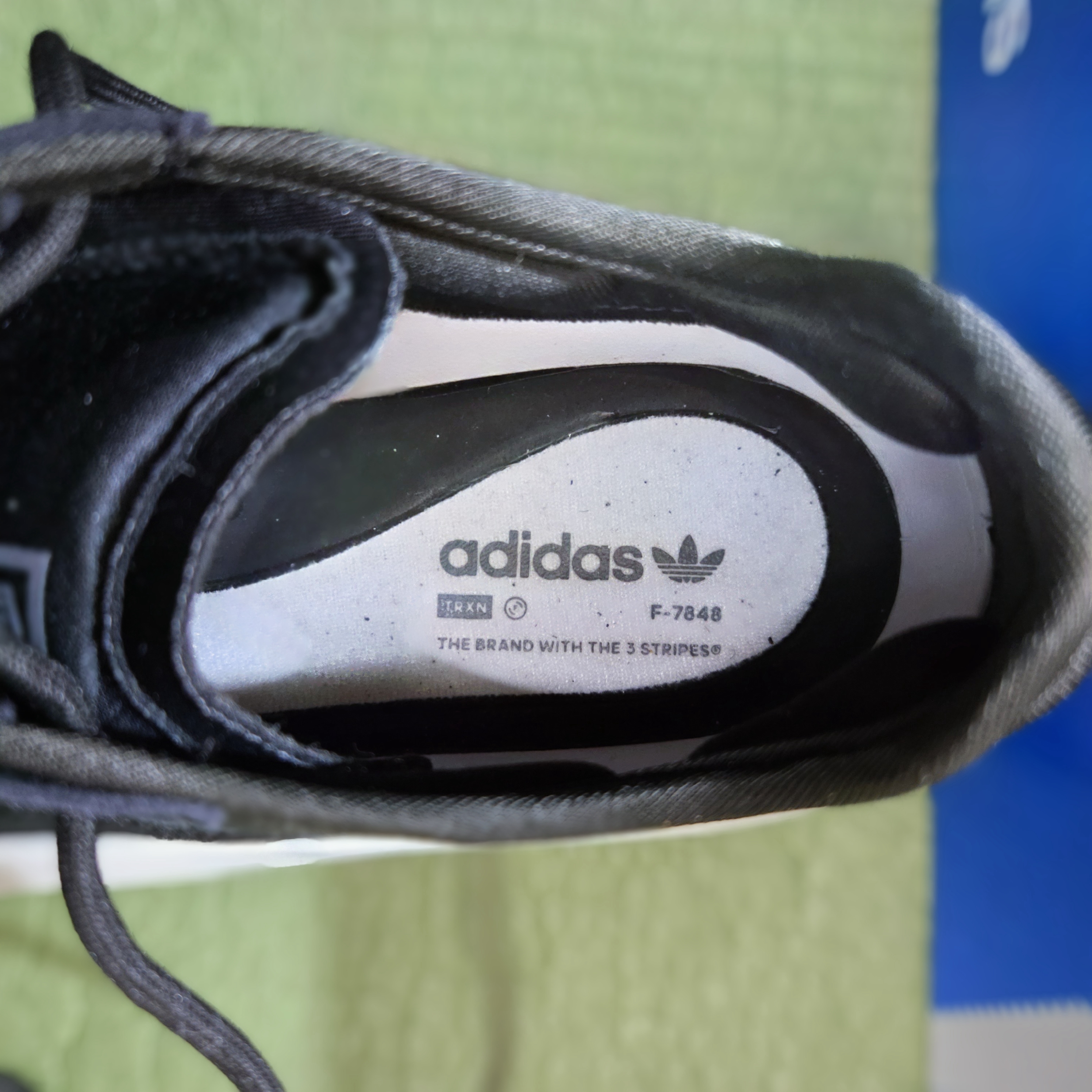 아디다스 오리지널스 아디폼 TRXN 코어 랙 신발 안 사진