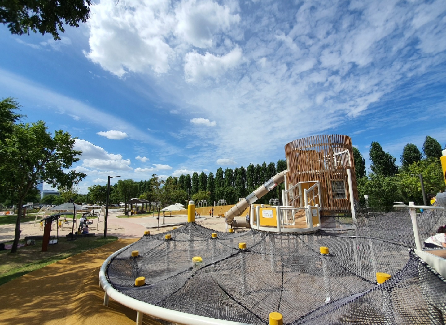 모두의-놀이터에는-편의-시설이-잘-되어-있습니다.