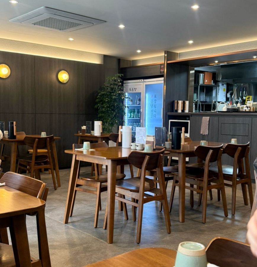 모던하고 깔끔한 분위기의 도온정 홍대점 내부 인테리어