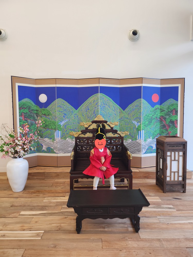 곤룡포를 입은 아이