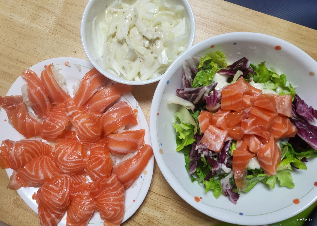 초밥과 양파크림소스, 연어샐러드