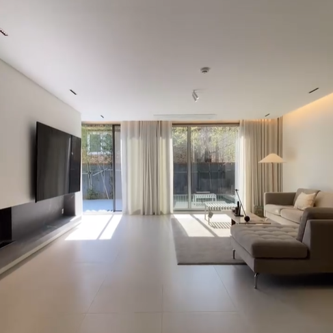 넓은 거실를 자랑한다.