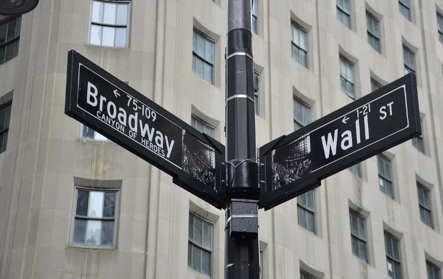 브로드 웨이와 월스트리트가 적힌 표지판
