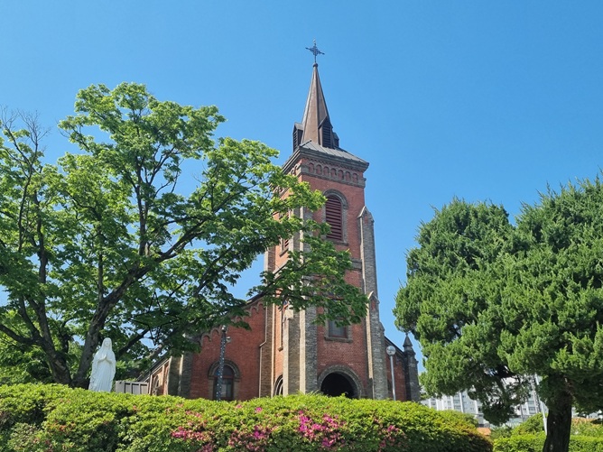 예산성당과 성모상 사진