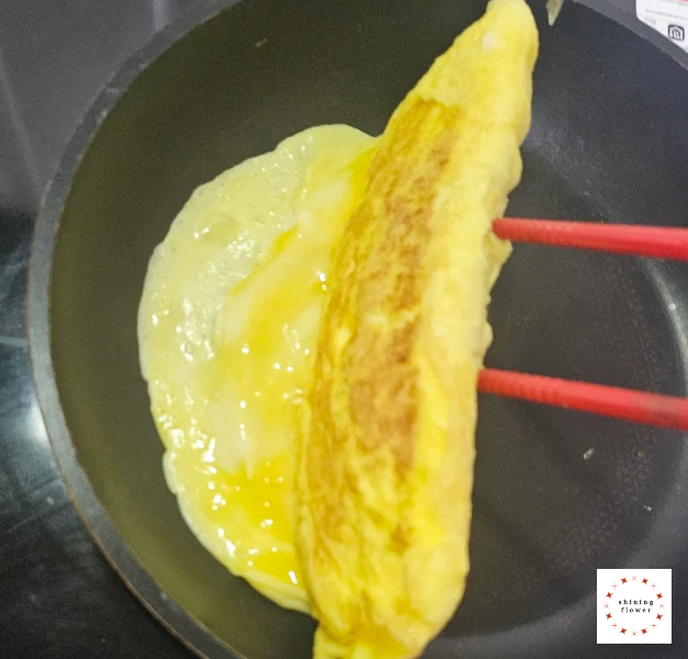 계란말이-계란을 가장자리로 당기고 남은 계란물을 연결하듯이 붓기