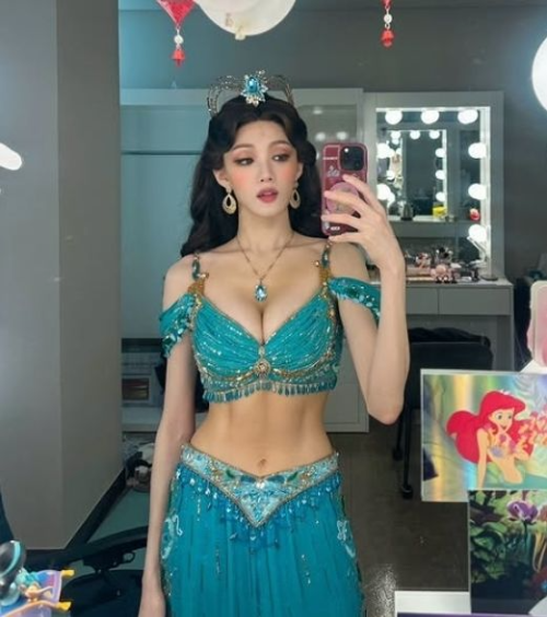 이성경, "왕자도 감탄한" 명품 복근 비결 공개! 헬스장 없이 '이것'만 했다고?!