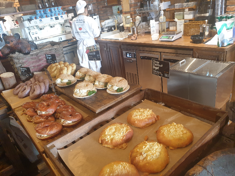 각종 베이글과 함께 크레이지 밤 베이글(가장 오른쪽)이 보인다.