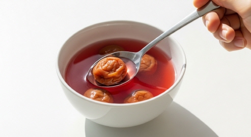 매실초 국물에 우메보시 담그기