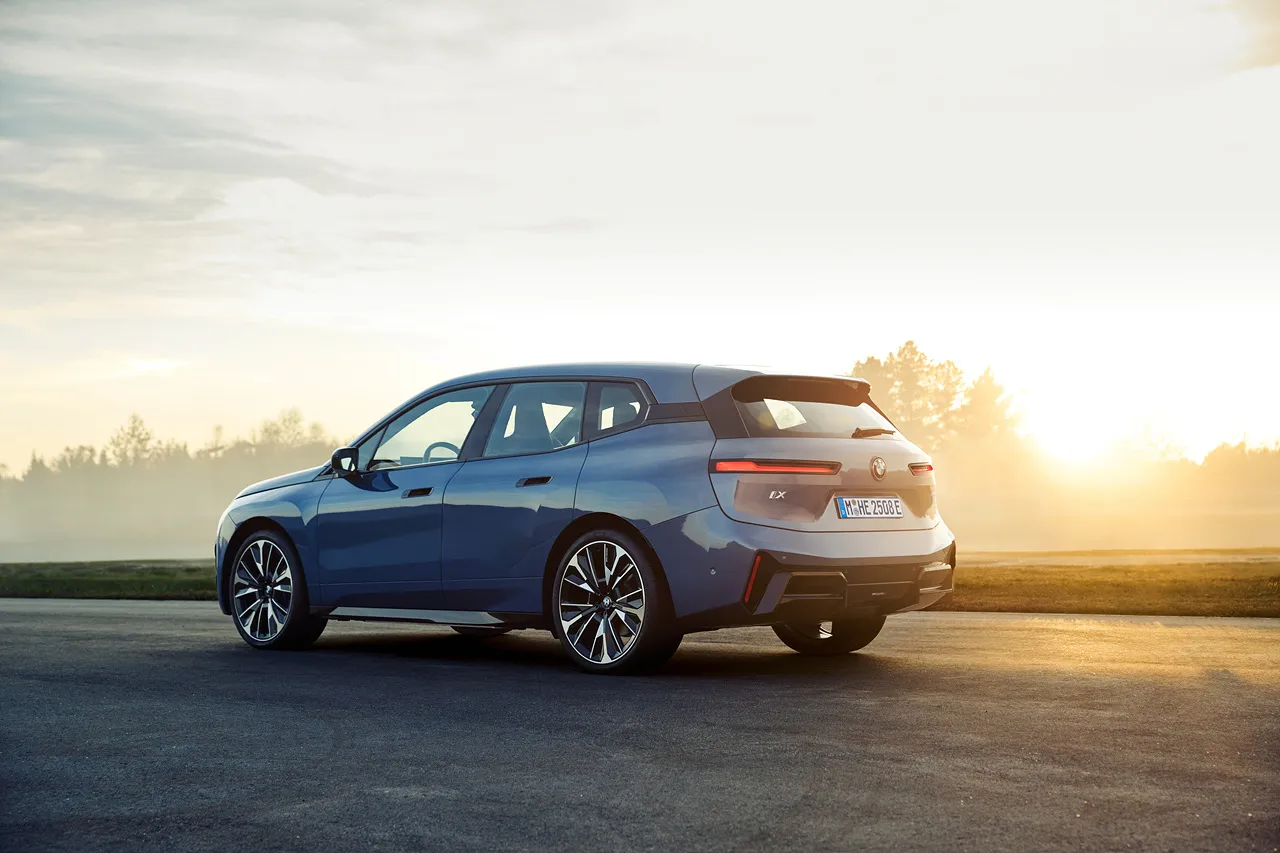 BMW iX 자동차 이미지